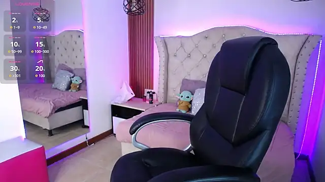 Elizabeth Evans1 online show from April 18, 9:37 pm