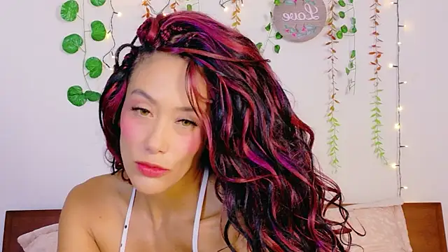 Ajua  Uva online show from April 6, 11:50 pm