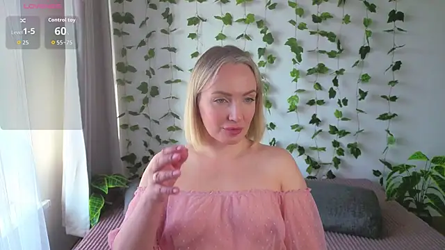 MonikFoxi online show from April 17, 4:03 am