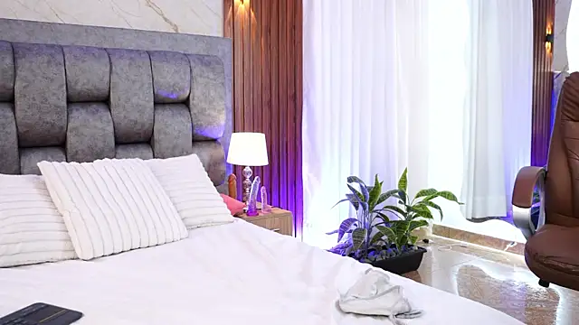 Chloe Harriss online show from April 18, 12:29 pm