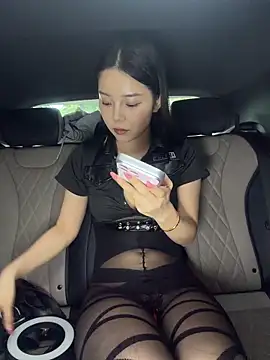 kiki-chloe online show from April 17, 7:54 am