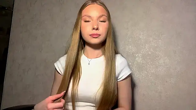 CarolineNine online show from April 12, 3:26 pm