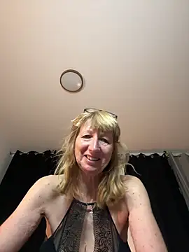 MatureKim online show from April 12, 8:00 pm