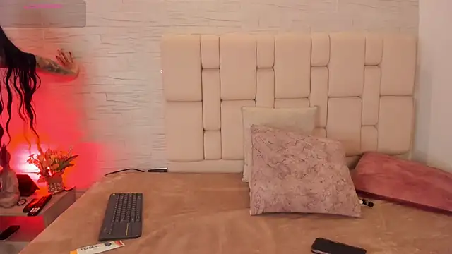 laurakane  online show from April 11, 11:47 am