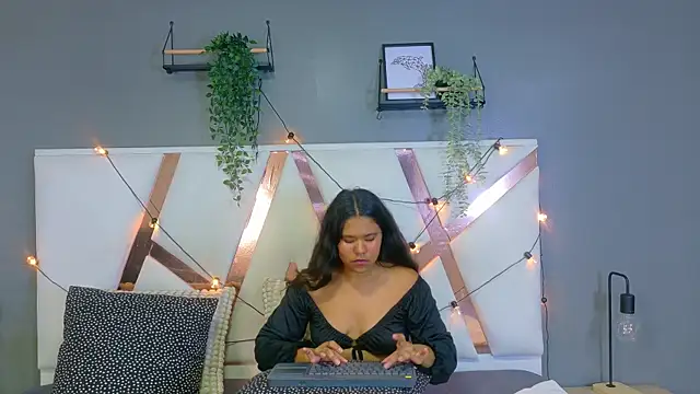 AhslyEvans   online show from March 24, 3:39 pm