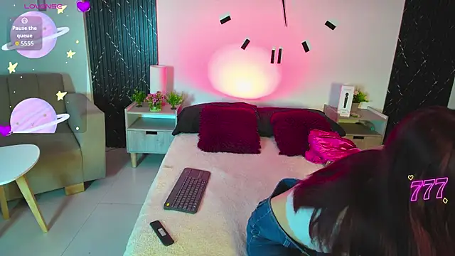 aurora petitee online show from April 18, 1:02 pm