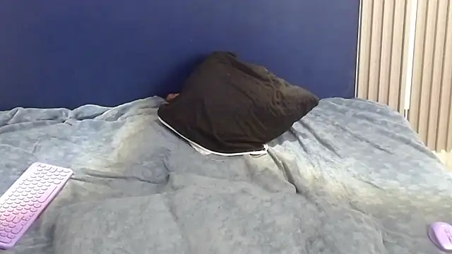 BrisnyMunds online show from April 4, 11:58 pm