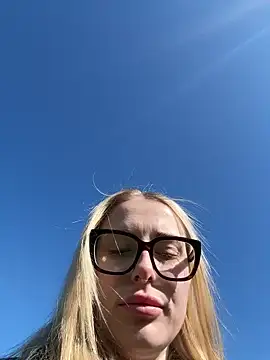 EloiseeUKK online show from April 20, 8:50 am