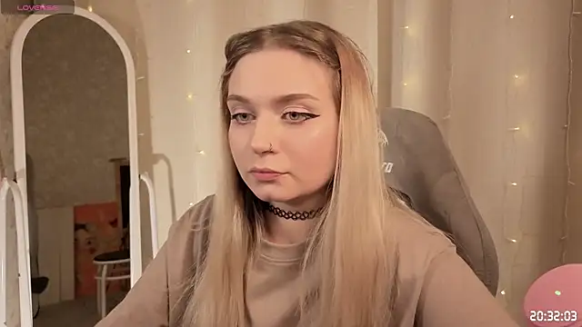 lucysussy online show from April 22, 5:32 pm