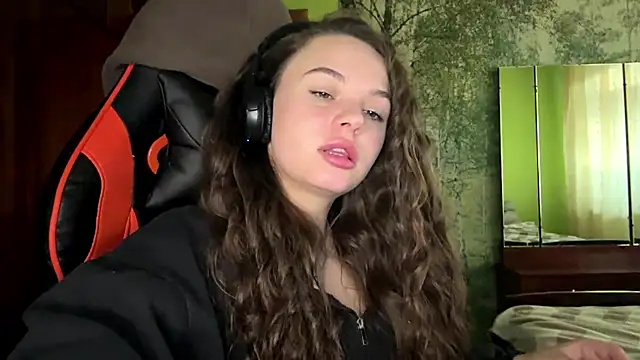 ThedaStrevell online show from April 12, 3:26 pm