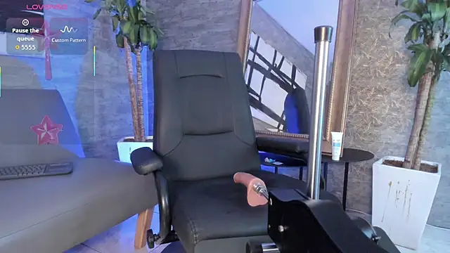 Divaluna  online show from April 5, 11:59 pm