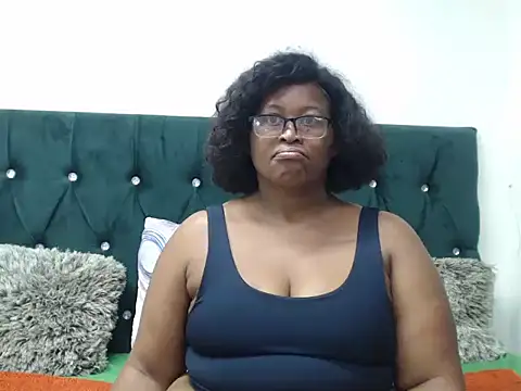 Curves2Devour online show from April 17, 9:50 pm