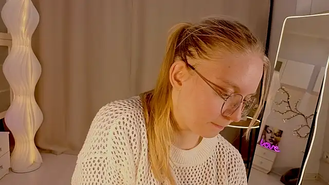 AlicaCohill online show from April 13, 7:14 pm