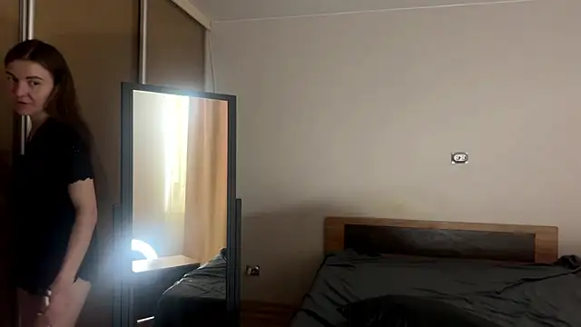 LauraJess  online show from April 21, 7:15 am