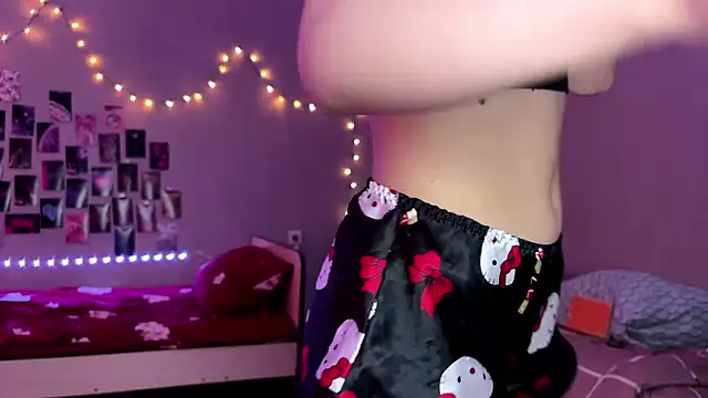 MoonRavelle online show from April 22, 7:05 am