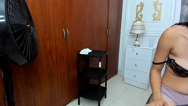 LunaWarner18 online show from April 3, 1:42 pm