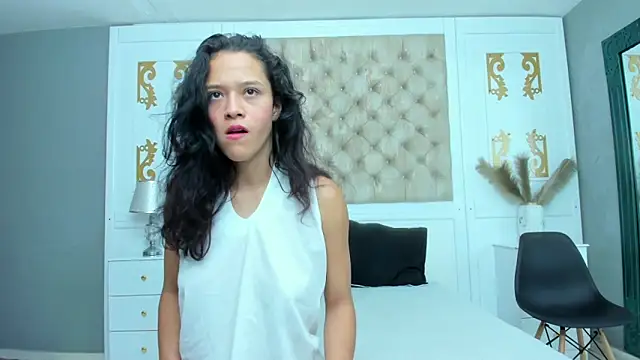 LunaWarner18 online show from April 18, 1:35 pm