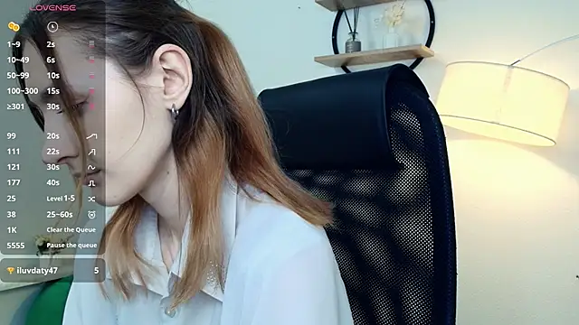 LoraLanett online show from April 10, 2:01 pm