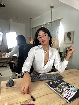 NahomiWhitte online show from April 10, 1:06 pm