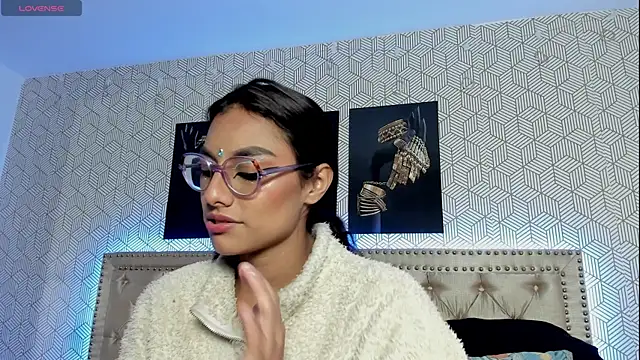 ValeAlvarez  online show from April 17, 9:50 pm