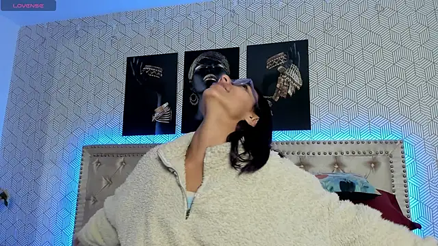 ValeAlvarez  online show from April 18, 9:04 pm