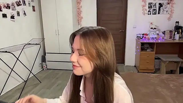 NyelleSpir online show from April 10, 3:07 pm