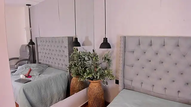 ivy leee online show from April 4, 8:07 pm