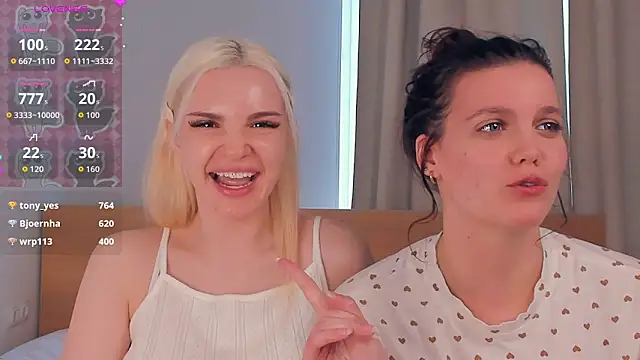 JuliannPaysour online show from April 13, 7:42 am