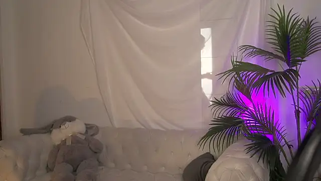 zoeforrd online show from April 17, 5:09 am