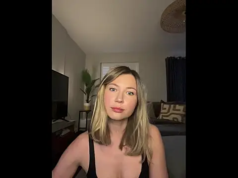 WhereisAlice online show from April 16, 7:13 pm