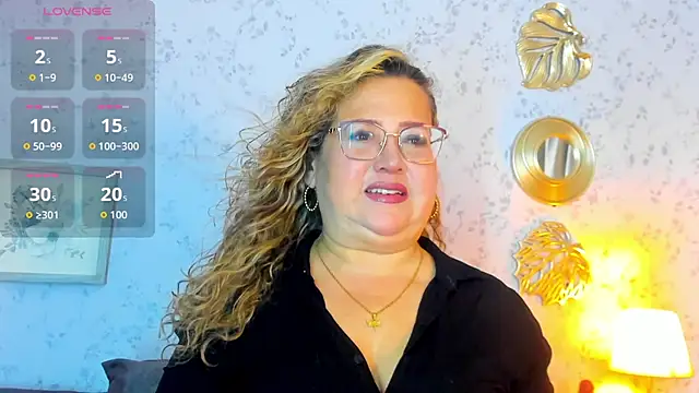 Martinacurvy  online show from April 15, 11:00 am