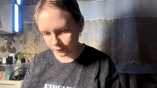 KrystenHoye online show from April 18, 7:07 pm