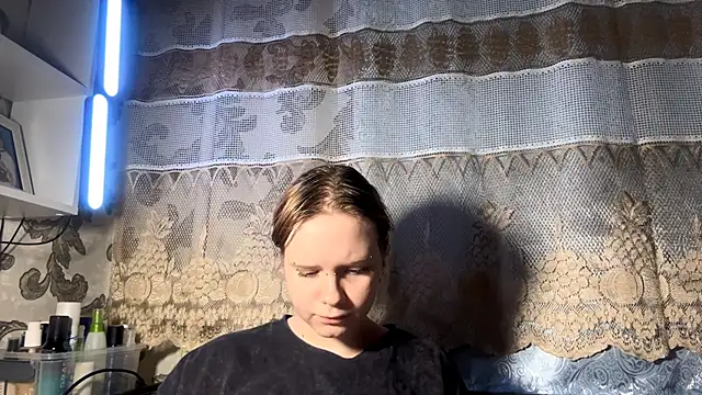 KrystenHoye online show from April 18, 7:58 pm