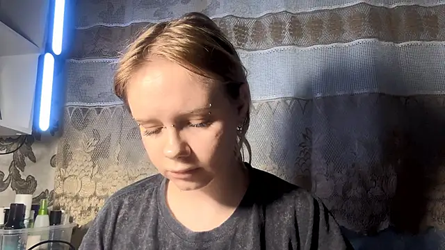 KrystenHoye online show from April 18, 5:26 pm