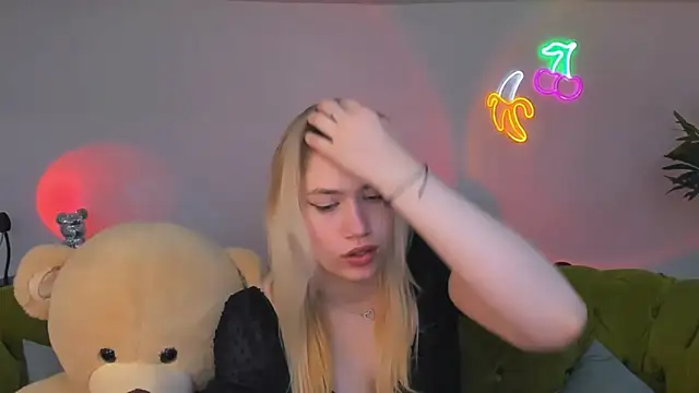 blonde angell online show from April 18, 7:07 pm