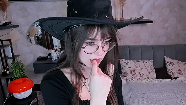 LaelIvie online show from April 16, 8:58 am