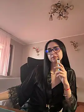 TheaMerve online show from April 17, 2:19 pm