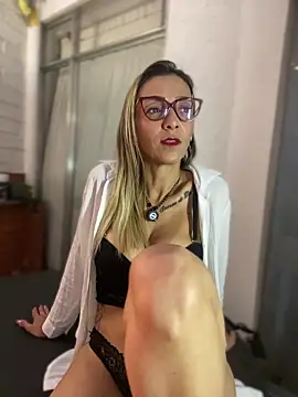 AlanaBrunetteX X online show from April 18, 11:15 pm