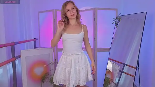 sophie blossom  online show from June 17, 1:45 pm