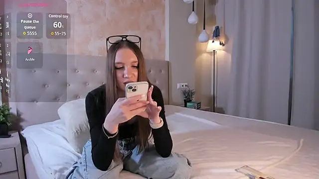 Nayeomy online show from April 3, 1:53 pm