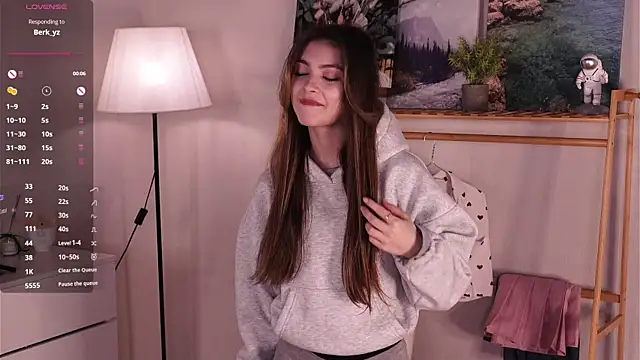 CherlyGuss online show from April 18, 3:31 am