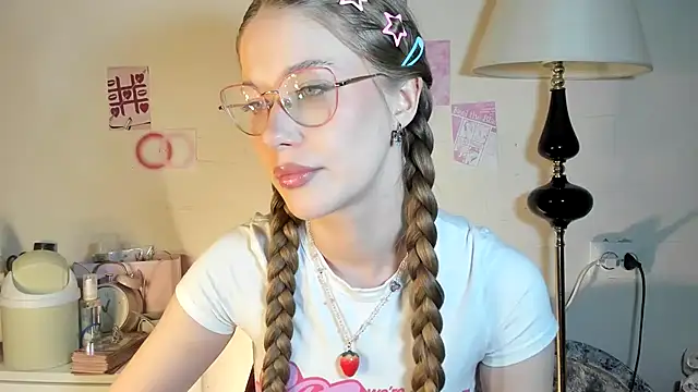 chloesweetbby online show from April 12, 10:01 pm