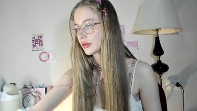 chloesweetbby online show from April 14, 10:21 pm