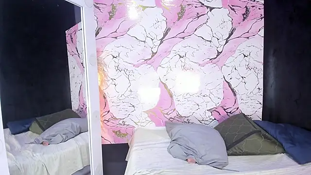 GlossyBratz online show from April 16, 8:19 pm