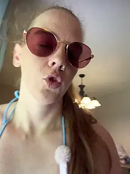 RoxyRedXO12 online show from April 15, 5:24 pm