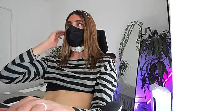 LilyReina online show from April 6, 6:09 pm