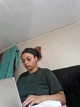 scarlett  2 online show from April 18, 3:14 pm