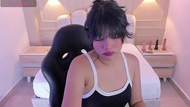 MILLYEVANS1 online show from April 28, 3:21 am