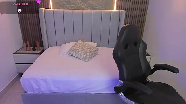 MILLYEVANS1 online show from April 17, 12:02 am