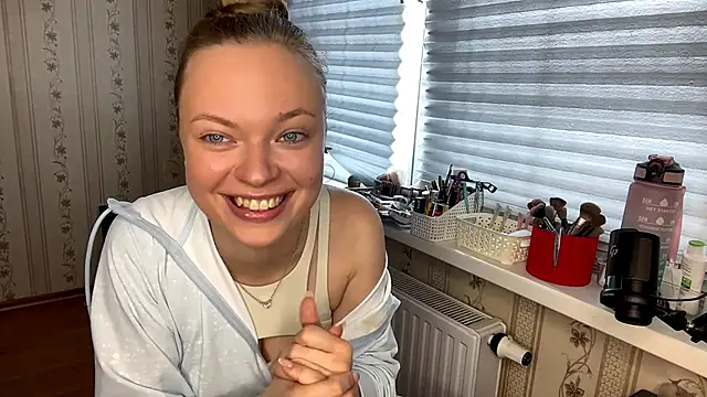 LolaZola online show from April 1, 11:55 am